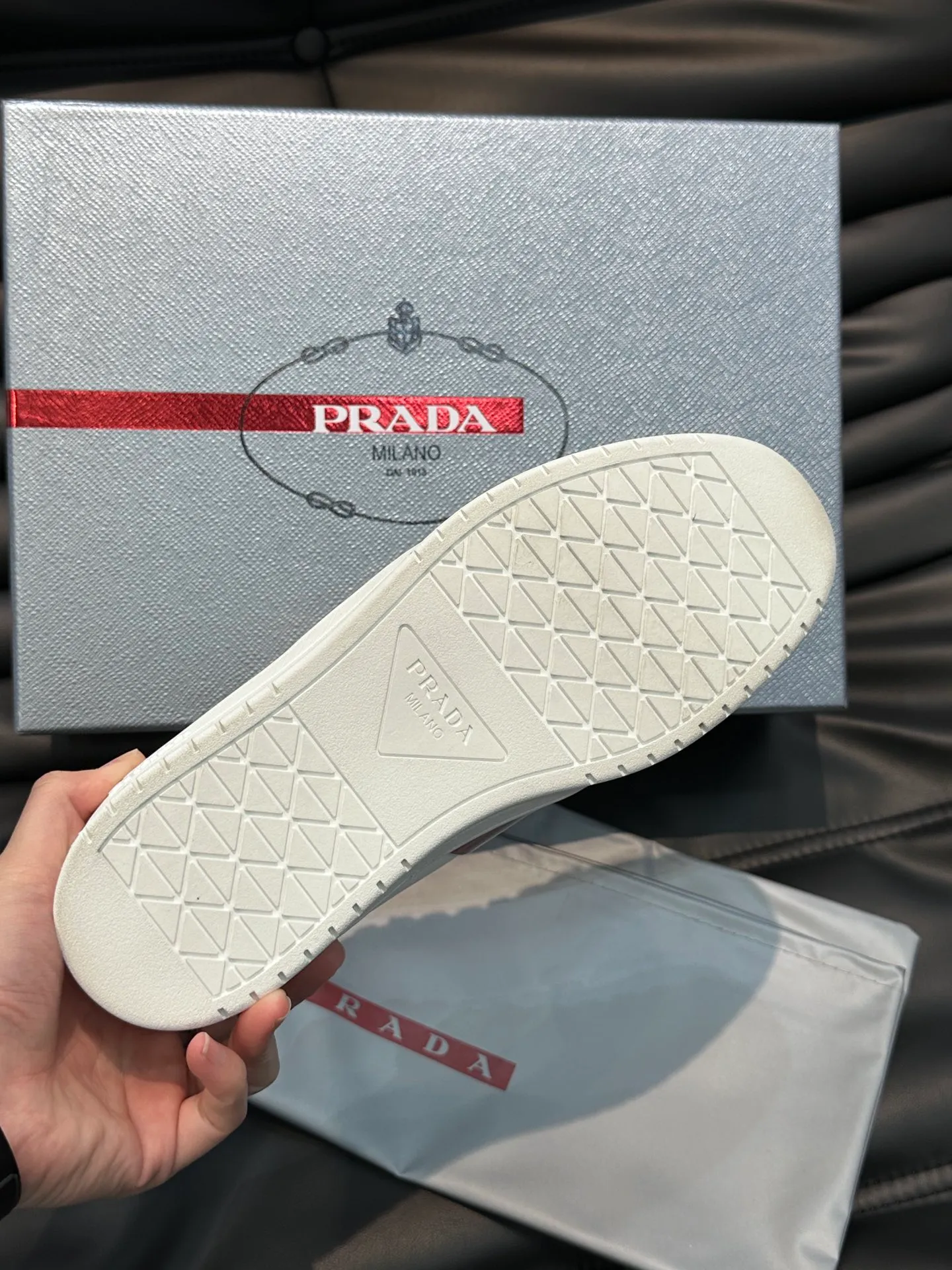 Men's shoes 💰p360 "Men's shoes 💰pRAD*" Prada's new high-end men's casual sports shoes. This leather sports shoe uses calfskin upper. The body of the shoe interprets the Prada letter brand logo from multiple angles. The brand logo is embellished on one side of the upper, all explaining the brand style. Sheepskin lining, lightweight, comfortable and durable! Size: 38-44